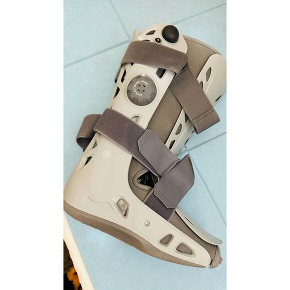 AirCast Medical Walking Boot SOFTSTRIKE Air Pump Foot Ankle Brace Size M - Picture 1 of 4